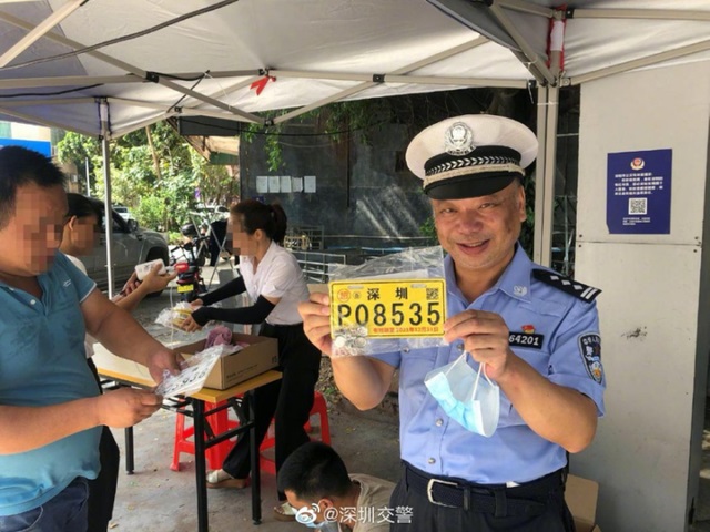 廣東：坪山交警蜀黍拍了拍你，你的電動(dòng)車上牌了嗎？買保險(xiǎn)了嗎？